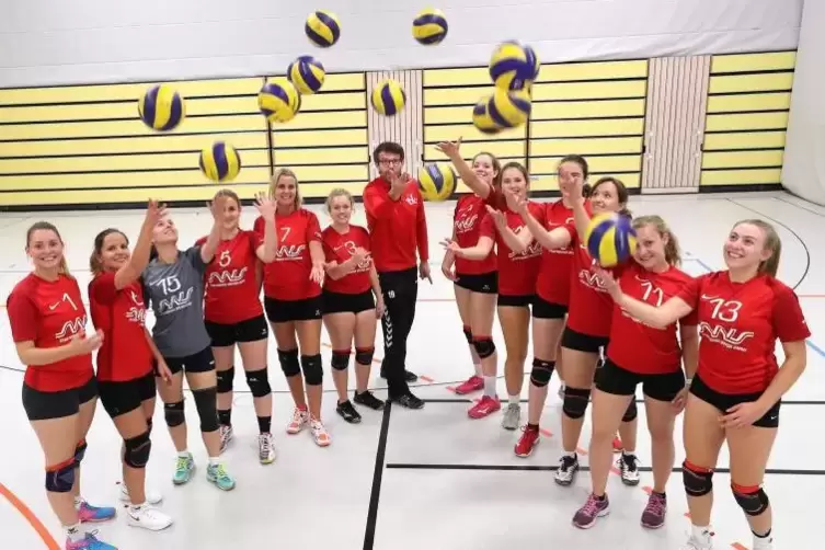 Es kann losgehen: die Volleyballerinnen des TSV Speyer am Montag in der Osthalle.