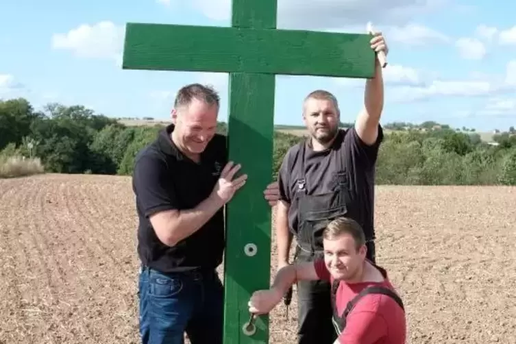 Der Kaiserlauterer Bauernvorsitzende Jürgen Vogelgesang (links) und die Wallhalber Landwirte Frank Schäfer und Lukas Schehrer (v