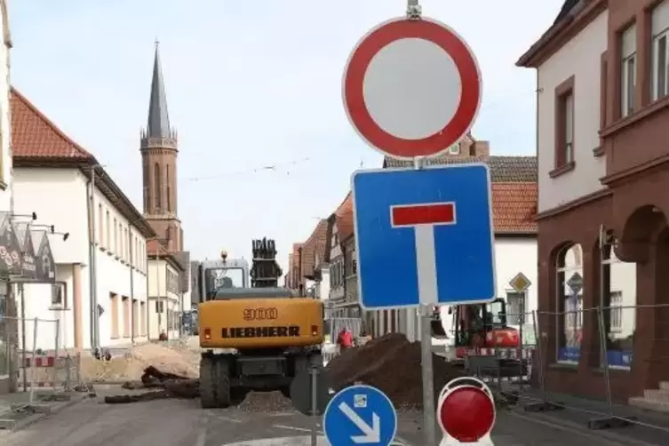 Baustelle Hauptstraße. Würden jetzt alle Häuser mit Glasfaseranschlüssen versorgt, würde das nach Auffassung des Rats Zeit und G