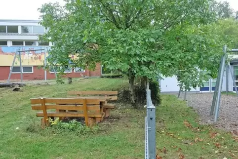 Direkte Nachbarn: Links die Schule, rechts der Kindergarten.