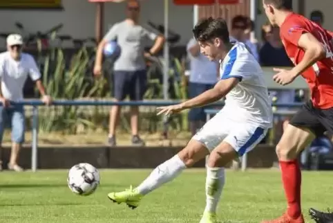 Falsch gelandet. Bei Serkan Toker (in Weiß) besteht der Verdacht auf Kreuzbandriss.