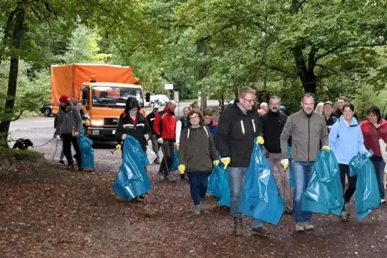 OB Markus Zwick und Bürgermeister Michael Maas (vorne) sowie etliche Mitglieder des Stadtrates und des Jugendstadtrates engagier