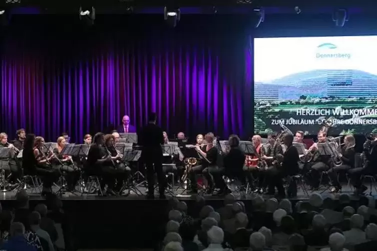 Entführte die Besucher in die 80er Jahre und gab mit der „Donnersberger Sinfonie“ eine klingende Hommage: das sinfonische Blasor