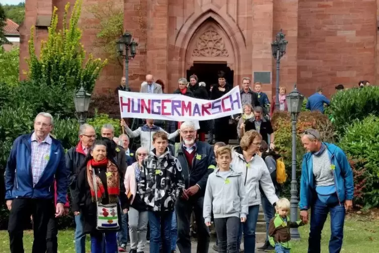 Start der Teilnehmer vor der protestantischen Stadtkirche in Landstuhl zum Hungermarsch.