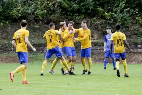 Bruchmühlbach bejubelt den 2:1 Führungstreffer von Doppel-Torschütze Andreas Brunck.