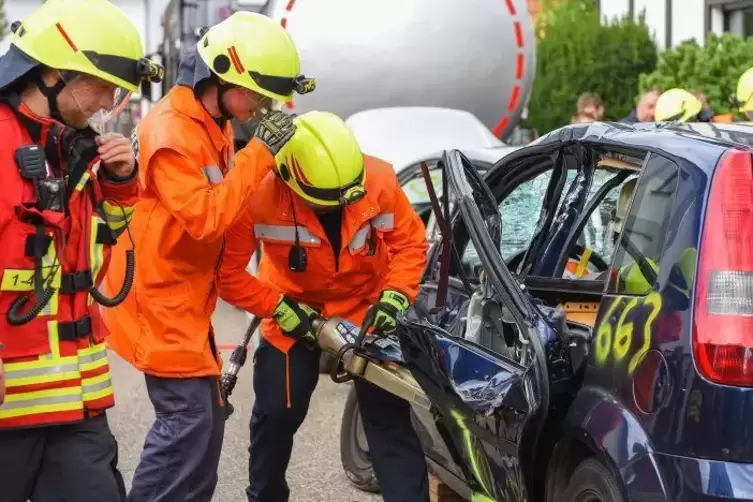 Übung der Hagenbacher Verbandsgemeindefeuerwehren: Unfall und Brand gleichzeitig.