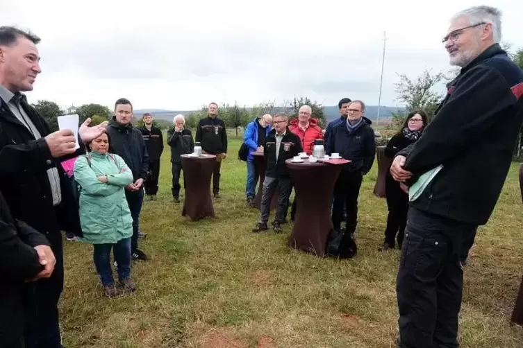 Forstamtsleiter Lothar Runge (rechts) erläutert die Waldsituation am Donnersberg.