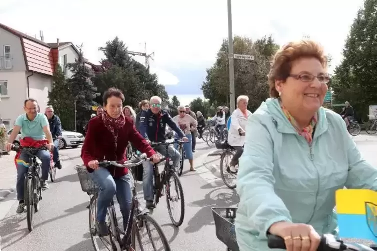 60 Radler haben sich zur „Tour de Neuhofen“ zusammengefunden. Natürlich gibt es bei den Pausen auf etwas zu trinken.