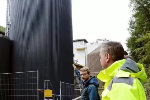 Bürgermeister Michael Maas (rechts) und der neue Leiter des Tiefbauamtes, Hagen Hürter, stellen das Projekt Phosphorrückgewinnun