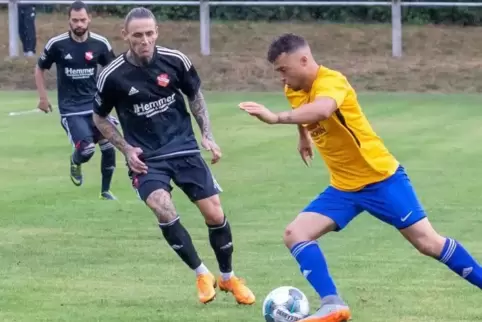 Hier blieb ihm nur die Zuschauerrolle: Patrick Freyer vom FC Queidersbach (links) im Spiel gegen den FV Bruchmühlbach. Am Ball A