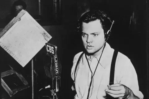 Orson Welles in der Rolle des Radioreporters Carl Phillipps, der atemlos die Invasion schildert.