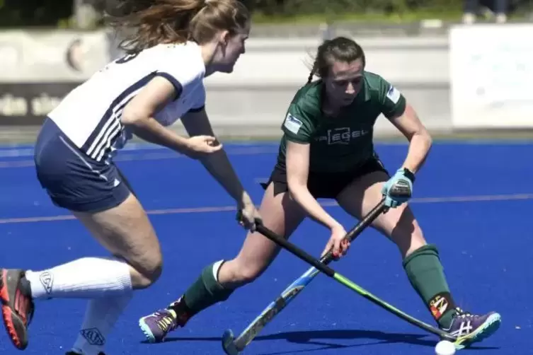 Esther Peikert (rechts, hier in einer früheren Partie ) spielt in dieser Saison im Sturm der TG-Damen. Beim SB Rosenheim erzielt