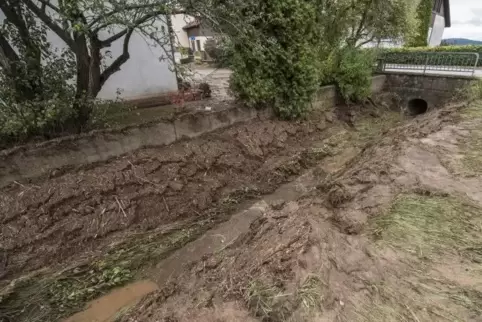 Viel Schlamm, wenig Platz: Der Durchlass für das Wasser unter der Brunnenstraße sei zu gering bemessen, meinen Anwohner. Ihn zu 