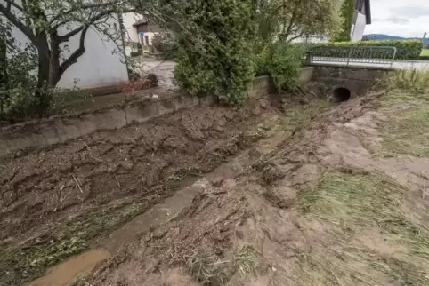 Viel Schlamm, wenig Platz: Der Durchlass für das Wasser unter der Brunnenstraße sei zu gering bemessen, meinen Anwohner. Ihn zu 