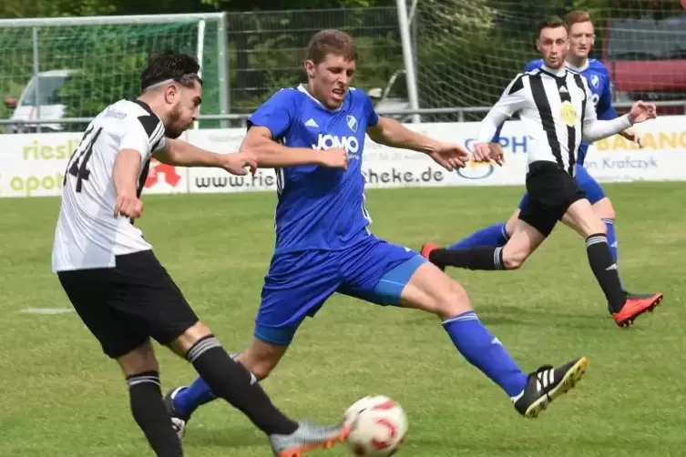 Meridon Haxhija (links) vom FC Arminia Ludwigshafen muss noch torgefährlicher werden.