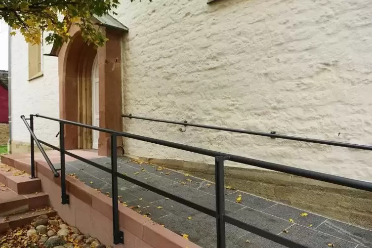 Vielen älteren Menschen fällt es schwer, über die Treppe in die Kirche zu kommen. Mit dem neuen barrierefreien Aufgang lässt sic