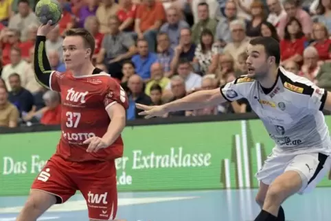 Kaum zu stoppen: Eulen-Talent Max Neuhaus. Rechts Bastian Roscheck (Leipzig).