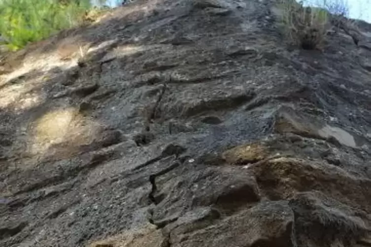 An einigen Stellen der Burg Falkenstein sind Risse zu sehen.