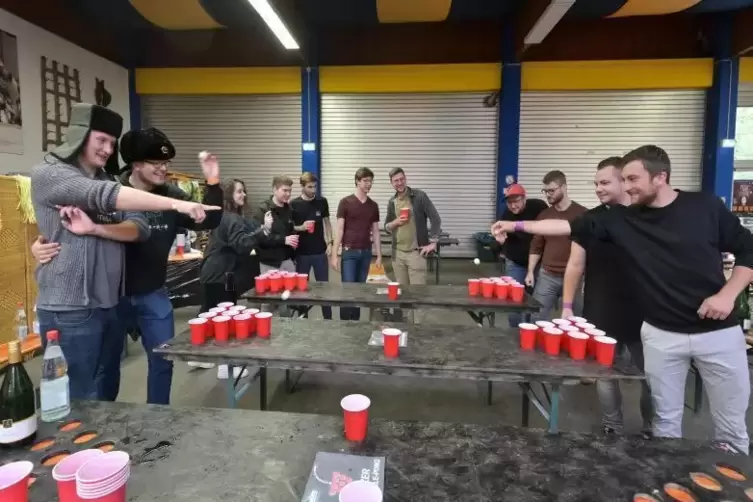 Rein mit dem Ball: Das Team Ehre I. will „Die Nacktschneckenerschrecker“ in der Schifferstadter Waldfesthalle trinken lassen. Nu