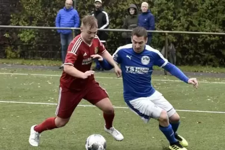 Nach drei erfolglosen Heimpartien in Folge holte der SC, hier Leon Lampert (links) mit VTG-Spieler Manuel Albrecht, einen Sieg.