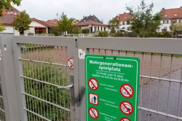 Neu: das Schild am Mehrgenerationenplatz. Die Nutzung der Stätte ist eingeschränkt worden.