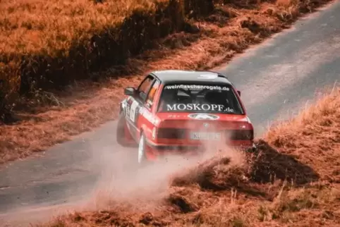 In voller Aktion beim Eifel-Rallye-Festival: das Team Marcel Baldauf/Dirk Wilking im BMW 325 auf dem Weg zum Sieg.