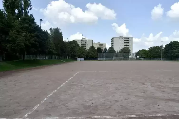 Der Ort, an dem alles begann: Der Hartplatz der Friedrich-Ebert-Grundschule. Der Pirates F.C. und Vatanspor Frankenthal tragen h