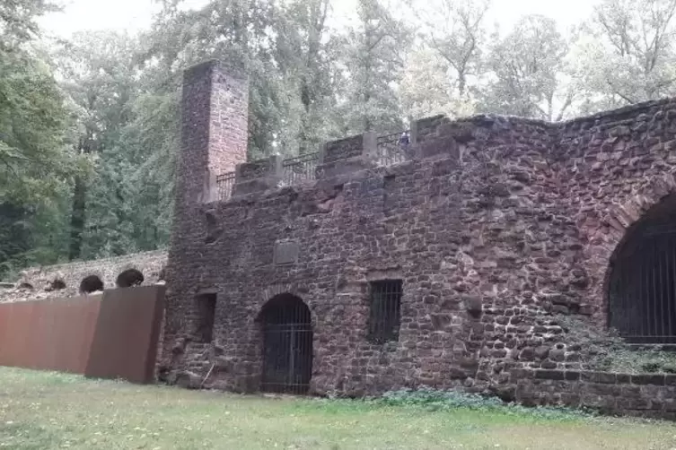 Links der Orangerie-Ruine deutet eine neuzeitliche Stellwand aus rostbraunem Cortenstahl die früheren Ausmaße des Bauwerks an.