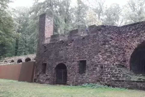 Links der Orangerie-Ruine deutet eine neuzeitliche Stellwand aus rostbraunem Cortenstahl die früheren Ausmaße des Bauwerks an.