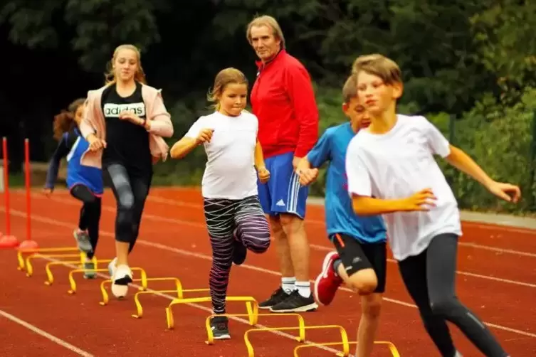 Stiller Beobachter mit jeder Menge Fachwissen: Lizenz-Trainer Thomas Zehfuß beim Training mit Nachwuchs-Leichtathleten des TV Le