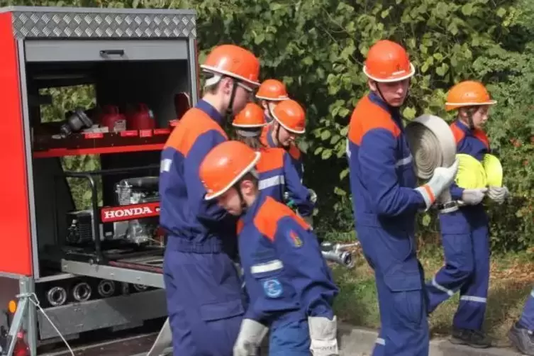 Feuerwehrnachwuchskräfte zeigen ihr Können.