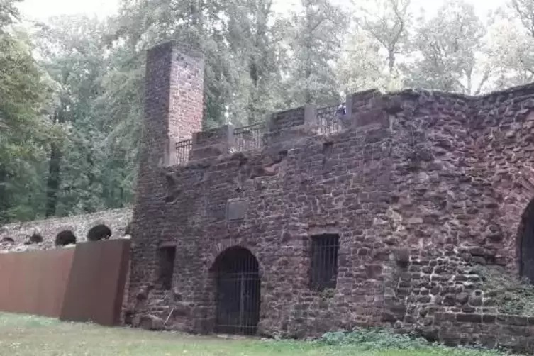 Links der Orangerie-Ruine deutet eine neuzeitliche Stellwand aus rostbraunem Cortenstahl die früheren Ausmaße des Bauwerks an.