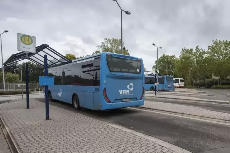 Wegen der Bauarbeiten am Busbahnhof im Zentrum Ramsteins dient derzeit die große Bushaltestelle am Schulzentrum als zentrale Anl