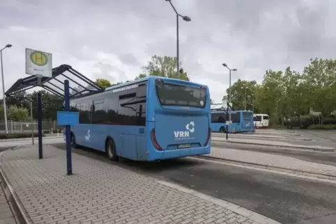 Wegen der Bauarbeiten am Busbahnhof im Zentrum Ramsteins dient derzeit die große Bushaltestelle am Schulzentrum als zentrale Anl