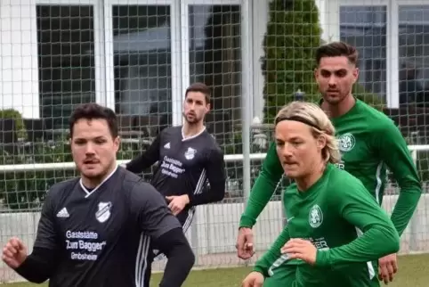 Sehr fraglich sind die Einsätze von Alexander Simon (rechts) und Philipp Stiller (davor, Zweiter von rechts) hier im Kampf gegen