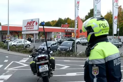 Ein 37-Jähriger hatte am Freitag zunächst mindestens eine Person mit einer Schreckschusswaffe in dem Supermarkt bedroht, mit die