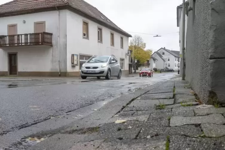 Entlang der Hauptstraße von Wahnwegen müssen die Bürgersteige ausgebessert werden.