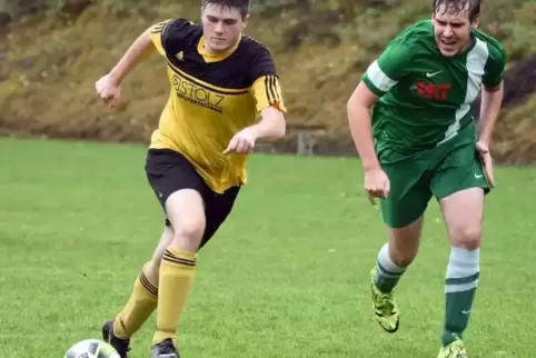 Für die SG Odenbach-Ginsweiler-Cronenberg am Ball: Moritz Schallmo (gelbes Trikot, hier gegen Kreimbachs Roman Lind).