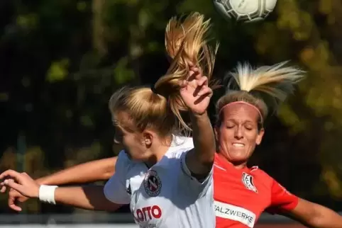 FFC-Spielerin Michelle Baumann (hinten, hier 2018 gegen Bad Neuenahr mit Marie Schäfer) spielt heute mit der Bundeswehr-Fußball-