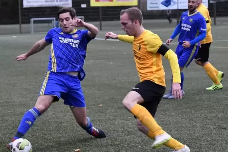 Der SC Bobenheim-Roxheim, hier Niklas Woegerbauer (links) mit dem Knittelsheimer Florian Richter, war zu keiner Zeit in der Lage