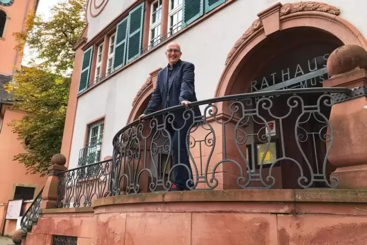 Frank Meier vorm Oppauer Rathaus, in dem er auch geheiratet hat.