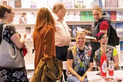 Katrin Graf (links) und Mona Dech präsentieren auf der Frankfurter Buchmesse das „Zündkatzen“-Buch „Mit dem Mofa durch den kulin