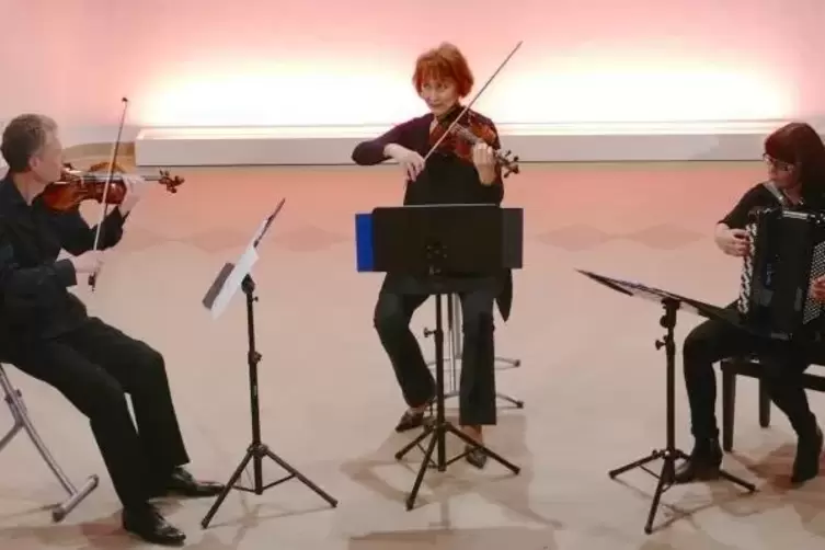 Sergej Igonin, Lyuba Sampiyeva und Nina Kruser (von links) spielen als „Trio Viordeon“ zusammen.