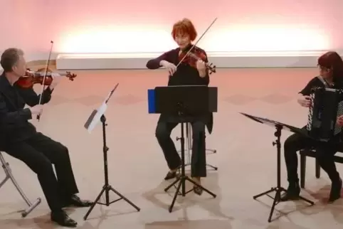 Sergej Igonin, Lyuba Sampiyeva und Nina Kruser (von links) spielen als „Trio Viordeon“ zusammen.