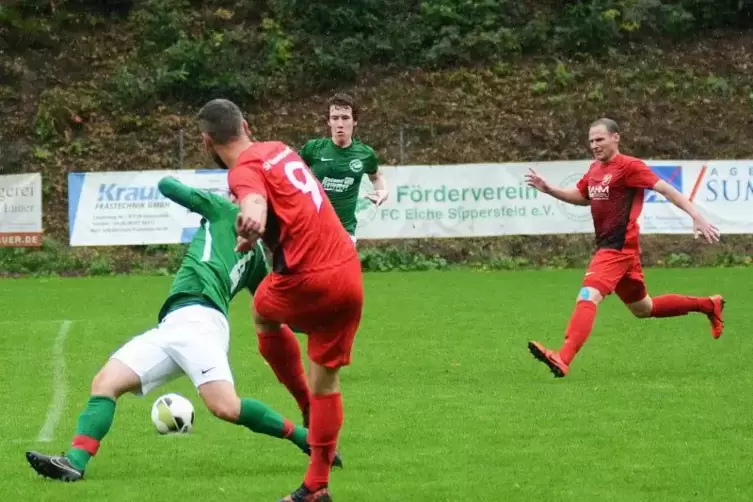 Der SV Gundersweiler spielt am Sonntag gegen den Tabellenzweiten FC Otterbach und kann bis auf einen Punkt an Platz zwei heranrü