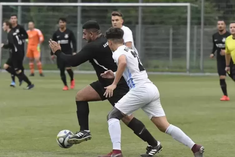 Die letzten beiden Heimspiele hat Schwarz-Weiss, hier Adnan Abdel-Ghani (links, im Pokal gegen den VfR Frankenthal II), gewonnen