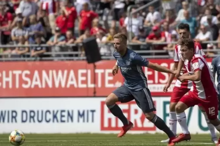 Timo Kern (links) vom FC Bayern München II gibt sich wortkarg vor dem Duell gegen seinen alten Verein, den SV Waldhof Mannheim.