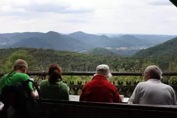 Himmlische Aussichten verbunden mit herzhafter Hausmannskost: Blick von der Trifelsblickhütte der Pfälzerwald-Vereins-Ortsgruppe