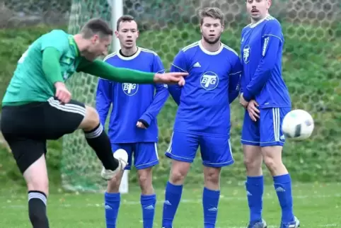 Um die Mauer: Martin Rode vom TuS Stetten (grünes Trikot) hat mit diesem Freistoß keinen Erfolg.