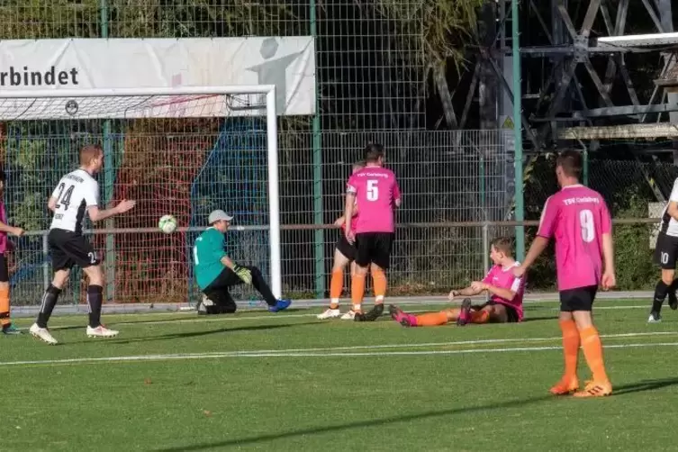 Lasse Thoms (rechts) locht in dieser Szene zum 1:2 für den SV Kirchheim (weiße Trikots) ein.